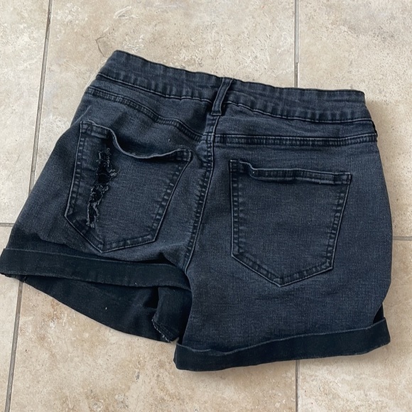 Black shorts - Picture 3 of 3